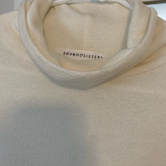 Flowy white turtleneck - Picture 2 of 3